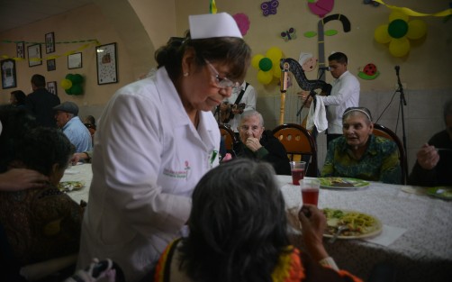 Aunque en la Casa Hogar del adulto mayor Mariana Sayago los abuelitos reciben atención y alimentos, sin embargo de los requerimientos mayores, al ser este un lugar de beneficiencia, el cariño y atención es lo principal que requieren, por lo que invitan a la población a pasar un rato con ellos. 