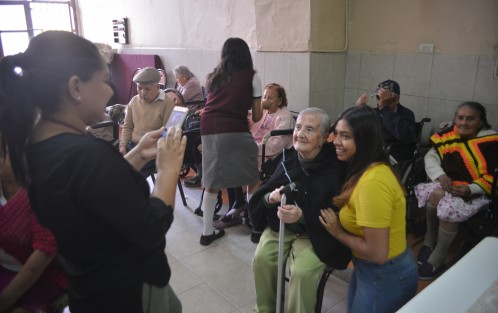 Algunos voluntarios, entre estos alumnos del Colegio Preparatorio de Xalapa Vespertino, acudieron este día a festejar a los ancianitos.