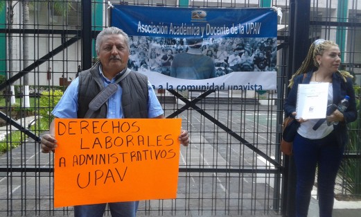 Personal de la Universidad Popular y Autónoma de Veracruz (UPAV) se manifiesta a las afueras del Congreso del Estado, pues al parecer en las próximas sesiones se tocará el tema de dar autonomía a esta universidad. 