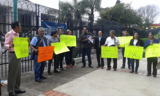Personal de la Universidad Popular y Autónoma de Veracruz (UPAV) se manifiesta a las afueras del Congreso del Estado, pues al parecer en las próximas sesiones se tocará el tema de dar autonomía a esta universidad. 