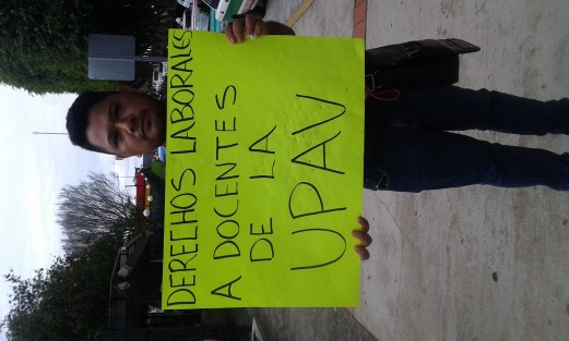 Personal de la Universidad Popular y Autónoma de Veracruz (UPAV) se manifiesta a las afueras del Congreso del Estado, pues al parecer en las próximas sesiones se tocará el tema de dar autonomía a esta universidad.  