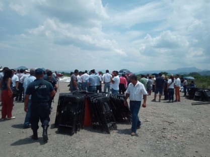 Una lona cayó sobre los asistentes a una asamblea de habitantes  de Paso Largo, municipio de Martínez de la Torre, en dicho accidente resultó lesionada una mujer, quien fue atendida por paramédicos y trasladada a la Cruz Roja del municipio de San Rafael, Veracruz. El gobernador electo, Cuitláhuac García, asistió como invitado a dicho evento y resultó ileso. 