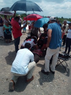 Una lona cayó sobre los asistentes a una asamblea de habitantes  de Paso Largo, municipio de Martínez de la Torre, en dicho accidente resultó lesionada una mujer, quien fue atendida por paramédicos y trasladada a la Cruz Roja del municipio de San Rafael, Veracruz. El gobernador electo, Cuitláhuac García, asistió como invitado a dicho evento y resultó ileso. 