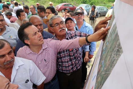 El gobernador electo, Cuitláhuac García Jiménez, propuso la integración de un comité que realice un dictamen técnico de los daños que provocará la construcción de 4 km de terraplén en la congregación Paso Largo, por la construcción de la autopista Poza Rica-Cardel.