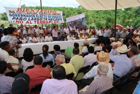 El gobernador electo, Cuitláhuac García Jiménez, propuso la integración de un comité que realice un dictamen técnico de los daños que provocará la construcción de 4 km de terraplén en la congregación Paso Largo, por la construcción de la autopista Poza Rica-Cardel.