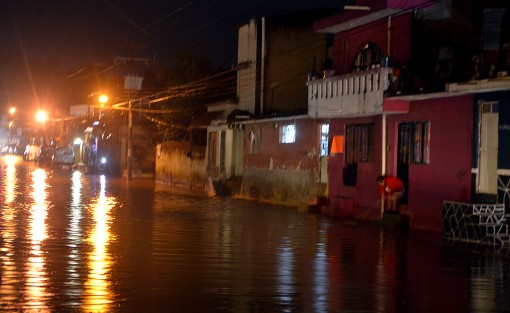 Un fuerte aguacero azotó la ciudad de Xalapa esta tarde noche inundando los sitios ya acostumbrados  como Plaza Museo, la calle 2 poniente y algunas otras que llevan décadas sufriendo de lo mismo sin que nadie encuentre la solución a este problema.