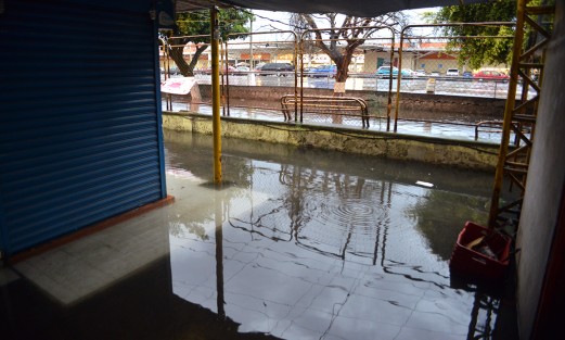 Un fuerte aguacero azotó la ciudad de Xalapa esta tarde noche inundando los sitios ya acostumbrados  como Plaza Museo, la calle 2 poniente y algunas otras que llevan décadas sufriendo de lo mismo sin que nadie encuentre la solución a este problema.