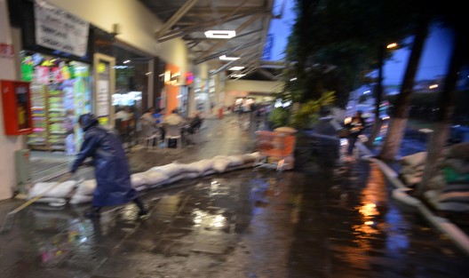Un fuerte aguacero azotó la ciudad de Xalapa esta tarde noche inundando los sitios ya acostumbrados  como Plaza Museo, la calle 2 poniente y algunas otras que llevan décadas sufriendo de lo mismo sin que nadie encuentre la solución a este problema.