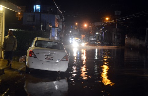 Un fuerte aguacero azotó la ciudad de Xalapa esta tarde noche inundando los sitios ya acostumbrados  como Plaza Museo, la calle 2 poniente y algunas otras que llevan décadas sufriendo de lo mismo sin que nadie encuentre la solución a este problema.