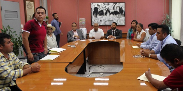 Habitantes de Mixtla de Altamirano fueron atendidos por integrantes de la Junta de Coordinación Política, diputados del PAN y Morena, para tratar de solucionar su problema.  

