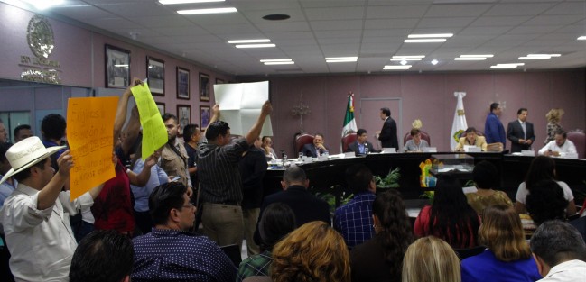 Durante la Sesión permanente en el Congreso del Estado se maifestaron habitantes de Mixtla de Altamirano, pidieron solición al conflicto que mantiene tomado desde hace una semana  el Palacio Municipal.
