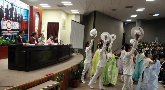 En el auditorio del Congreso del Estado se llevó a cabo el Primer Foro Jóvenes Trabajando por el Desarrollo Social; presentes las diputadas Cinthya Lobato y Guadalupe Osorno.
