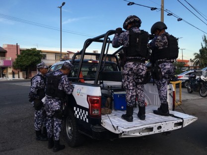 Elementos de la Policía Naval lograron la detención de un marino que se encontraba de civil, pues momentos antes con su pistola de cargo  habría asaltado el AutoZone ubicado en la esquina de la calle Carmen Pérez y la avenida Cuauhtémoc del fraccionamiento Los Pinos de Veracruz, Ver., la tarde del martes.