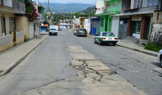 En pésimas condiciones se encuentra la calle Antonio M. Carlon de la colonia Lomas de San Roque, en la capital veracruzana. 