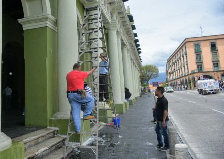 Trabajadores de mantenimiento de palacio de gobierno ya comenzaron a lavar y hacer preparativos  para darle su manita de gato a este inmueble con el motivo de las fiestas patrias.