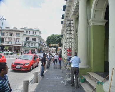 Trabajadores de mantenimiento de palacio de gobierno ya comenzaron a lavar y hacer preparativos  para darle su manita de gato a este inmueble con el motivo de las fiestas patrias.