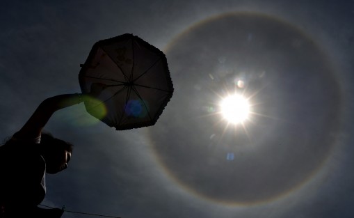 Así se vio en Halo Solar en ciudad de Xalapa, un efecto óptico en forma de disco alrededor del Sol o la Luna y que presenta un anillo iridiscente en su circunferencia exterior.