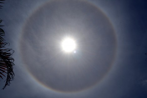Así se vio en Halo Solar en ciudad de Xalapa, un efecto óptico en forma de disco alrededor del Sol o la Luna y que presenta un anillo iridiscente en su circunferencia exterior.