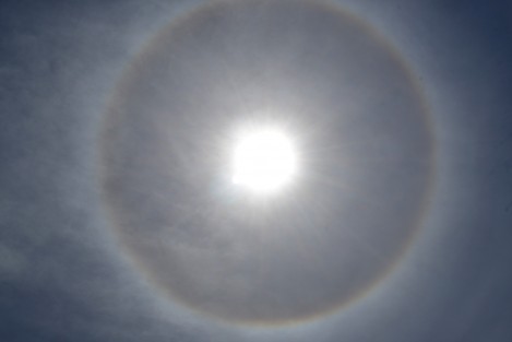 Así se vio en Halo Solar en ciudad de Xalapa, un efecto óptico en forma de disco alrededor del Sol o la Luna y que presenta un anillo iridiscente en su circunferencia exterior.
