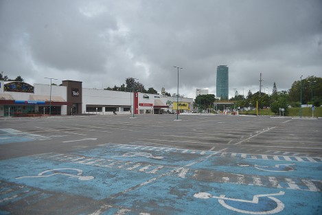 A más de 20 días de haber sido clausurado el estacionamiento de plaza Ánimas, no se tiene una fecha exacta para recibir el dictamen  de si se puede seguir utilizando así, hacer modificaciones o de plano tirarlo. Mientras los clientes se quejan por el poco espacio que hay para estacionarse y el caos que genera esto.