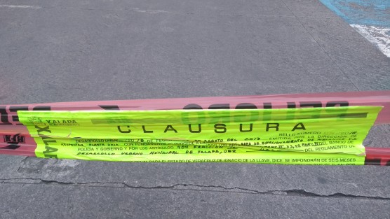 A más de 20 días de haber sido clausurado el estacionamiento de plaza Ánimas, no se tiene una fecha exacta para recibir el dictamen  de si se puede seguir utilizando así, hacer modificaciones o de plano tirarlo. Mientras los clientes se quejan por el poco espacio que hay para estacionarse y el caos que genera esto.