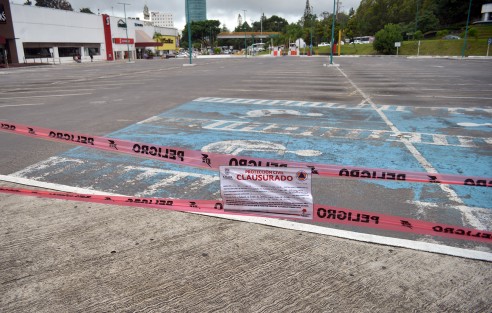 A más de 20 días de haber sido clausurado el estacionamiento de plaza Ánimas, no se tiene una fecha exacta para recibir el dictamen  de si se puede seguir utilizando así, hacer modificaciones o de plano tirarlo. Mientras los clientes se quejan por el poco espacio que hay para estacionarse y el caos que genera esto.