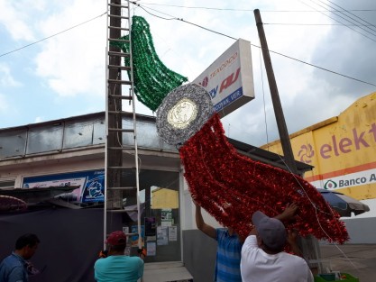  Inicia en Tlapacoyan la colocación de adornos patrios para recibir el mes de septiembre.
