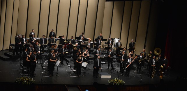 En la sala Emilio Carballido  del Teatro del Estado, la banda Sinfónica del Gobierno del Estado ofreció un concierto homenaje al maestro Juan Lóman y a la Orquesta Sinfóniaca de Xalapa.