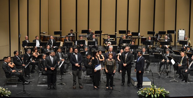 Familiares de Juan Lomán y Bueno recibieron un reconocimiento por haber fundado la Orquesta de Xalapa así como toda su contribución a la cultura de Xalapa.