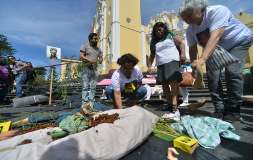  Integrantes del colectivo <em>Buscando a nuestros desaparecidos y desaparecidas</em>,  se  manifestaron en plaza Lerdo exigiendo que se esclarezcan los casos de sus familiares por desaparición forzada. 