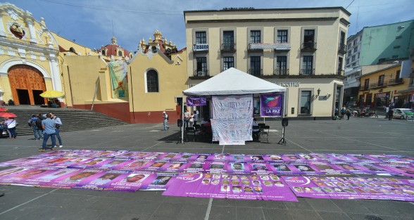  Integrantes del colectivo <em>Buscando a nuestros desaparecidos y desaparecidas</em>,  se  manifestaron en plaza Lerdo exigiendo que se esclarezcan los casos de sus familiares por desaparición forzada. 