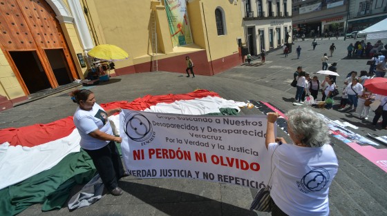  Integrantes del colectivo <em>Buscando a nuestros desaparecidos y desaparecidas</em>,  se  manifestaron en plaza Lerdo exigiendo que se esclarezcan los casos de sus familiares por desaparición forzada. 