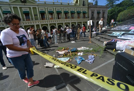 Montaron una instalación simulando sitios de asesinatos, realizaron una lectura sobre la situación que viven familiares de desaparecidos.  