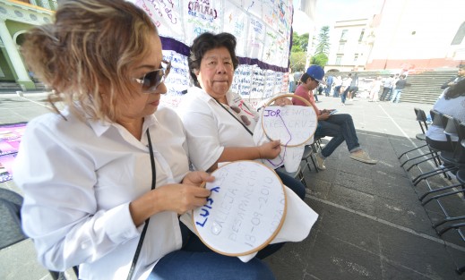 Para conmemorar el Día internacional  del Desaparecido, integrantes del Colectivo por la Paz Xalapa, organizaron en Plaza Lerdo Bordados por la paz, con el nombre de los desaparecidos en el Estado.