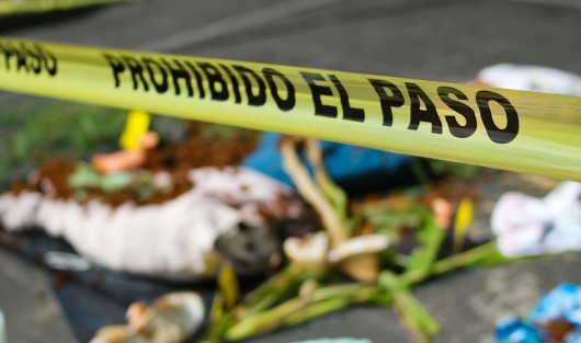 Montaron una instalación simulando sitios de asesinatos, realizaron una lectura sobre la situación que viven familiares de desaparecidos. 