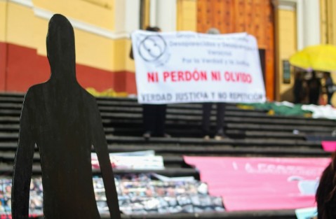 Montaron una instalación simulando sitios de asesinatos, realizaron una lectura sobre la situación que viven familiares de desaparecidos. 