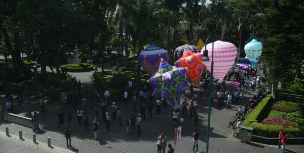 Autoridades municipales de San Andrés Tuxtla, Ver. acompañaron a artesanos que elaboran globos de papel de china, para presentar el Festival que año con año celebran en aquella ciudad en el mes de septiembre. 