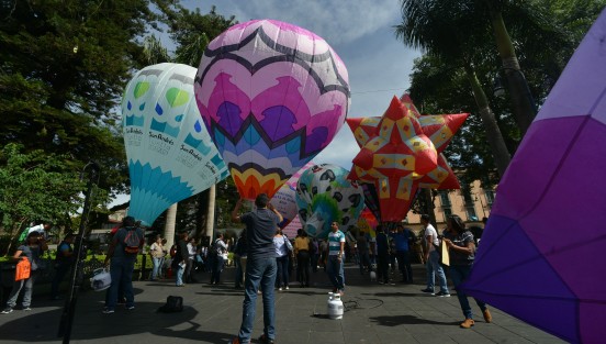 Autoridades municipales de San Andrés Tuxtla, Ver. acompañaron a artesanos que elaboran globos de papel de china, para presentar el Festival que año con año celebran en aquella ciudad en el mes de septiembre. 