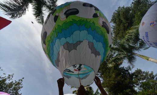 Autoridades municipales de San Andrés Tuxtla, Ver. acompañaron a artesanos que elaboran globos de papel de china, para presentar el Festival que año con año celebran en aquella ciudad en el mes de septiembre. Será del 14 al 16 de septiembre, cuando los visitantes podrán admirar el trabajo de esos artesanos, quienes en esta ocasión trajeron sólo una pequeña muestra de lo que presentarán. 