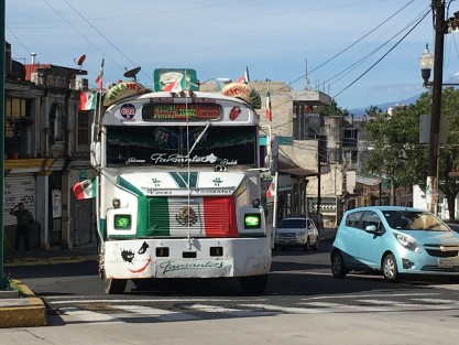 Aunque es ya una costumbre casi olvidada, algunos conductores aún colocan en sus vehículos adornos alusivos al mes de la Patria, por ejemplo el de este transporte público, a quien sólo le faltó la piedra del molcajete.
