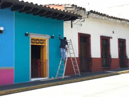 Otra de las tradiciones perdidas, por economía, o por olvido, es el pintar las casas en el mes de septiembre, y adornarlas con motivos tricolores. 