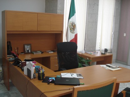 La diputada presidenta de la Mesa Directiva del Congreso del estado de Veracruz abrió su oficina a los medios, a respuesta de los rumores de una cuantiosa inversión en renovar el mobiliario. Son los mismos usados por su antecesora, Octavia Ortega, exceptos los portaretratos. 