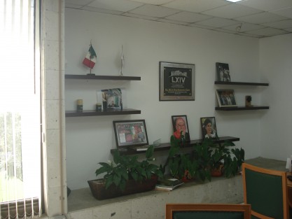 La diputada presidenta de la Mesa Directiva del Congreso del estado de Veracruz abrió su oficina a los medios, a respuesta de los rumores de una cuantiosa inversión en renovar el mobiliario. Son los mismos usados por su antecesora, Octavia Ortega, exceptos los portaretratos. 