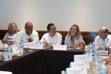 En la reunión de Cuitláhuac García con el Comité de Festejos de los 500 años de Veracruz, estuvo presente la Dra. Beatriz Gutiérrez Müller, en su carácter de investigadora con quien el Comité estará coordinándose en las propuestas e impulsar el evento. 