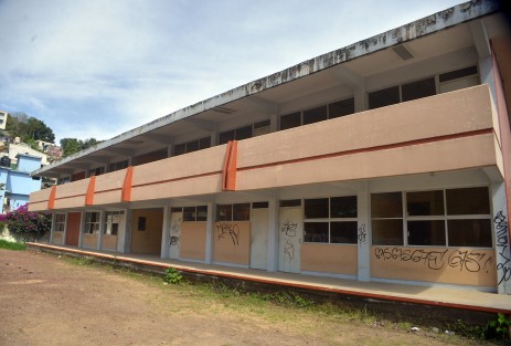 Trabajadores del lugar comentaron que ahora el programa Escuelas al 100 será el encargado de intentar terminar los edificios, de los cuales uno casi concluido ha sufrido daños. Los trabajadores esperan que esta vez puedan tener trabajo hasta concluirlos. 