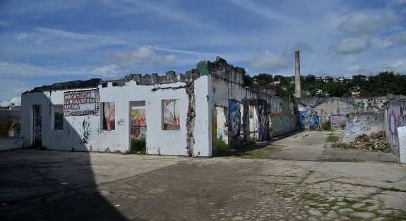 Otro de los proyectos que fueron abandonados es la ex fábrica de San Bruno, que por ahora es utilizada por un comité el cual organiza partidos  de fútbol  y  peleas de box, sin embargo aun se puede ver gente haciendo mal uso del espacio.