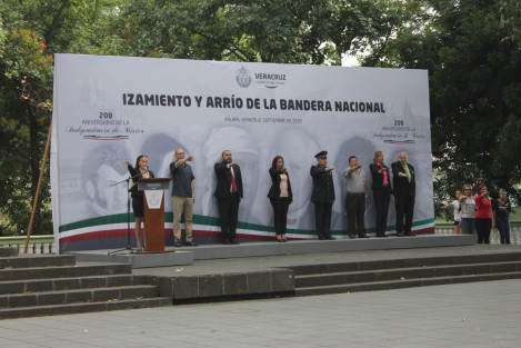 Aunque las tradicionales guardias de honor en el monumento a Miguel Hidalgo no iniciaron con el Mes de la Patria, al parecer por ser día de descanso, en el parque Juárez de Xalapa sí se realizó una ceremonia de arrío de bandera, a la cual acudieron funcionarios de tercer nivel.  