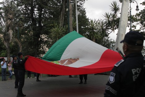 Aunque las tradicionales guardias de honor en el monumento a Miguel Hidalgo no iniciaron con el Mes de la Patria, al parecer por ser día de descanso, en el parque Juárez de Xalapa sí se realizó una ceremonia de arrío de bandera, a la cual acudieron funcionarios de tercer nivel.  