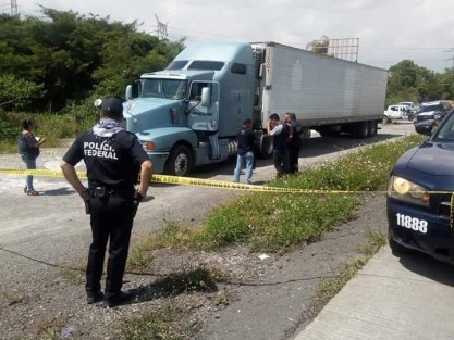 El cuerpo sin vida de una persona fue  hallado este domingo en Ixtaczoquitlán dentro de un tráiler, el cual se encontraba aparcado a un costado de la carretera. Se desconocen la causas del deceso de esta persona o si se trató de un homicidio.