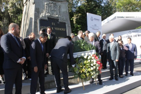 Fue este lunes cuando iniciaron las guardias de honor al padre de la Patria en el parque Miguel Hidalgo (Los Berros), correspondiendo, como es tradición, la primera a la Secretaría de Gobierno encabezada por Rogelio Franco Castán..